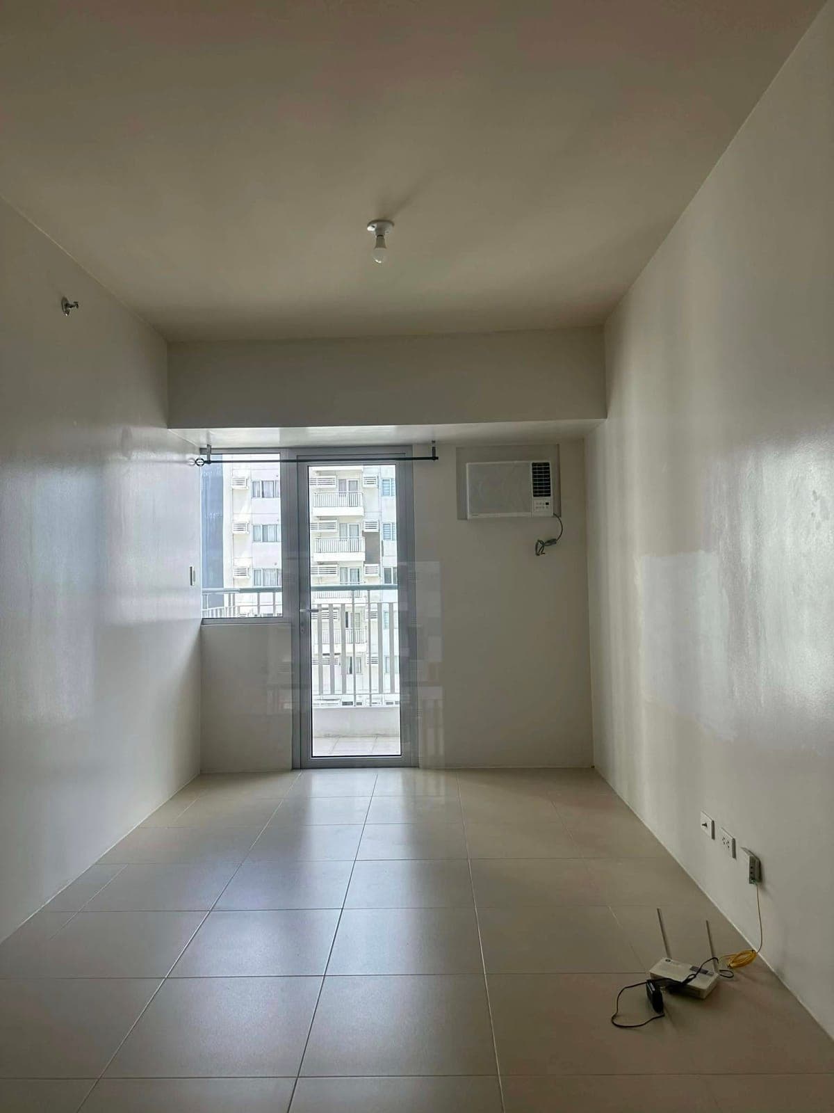 FOR RENT – Avida Turf T2 | 24th Floor | 1BR w/ Balcony - photo 4