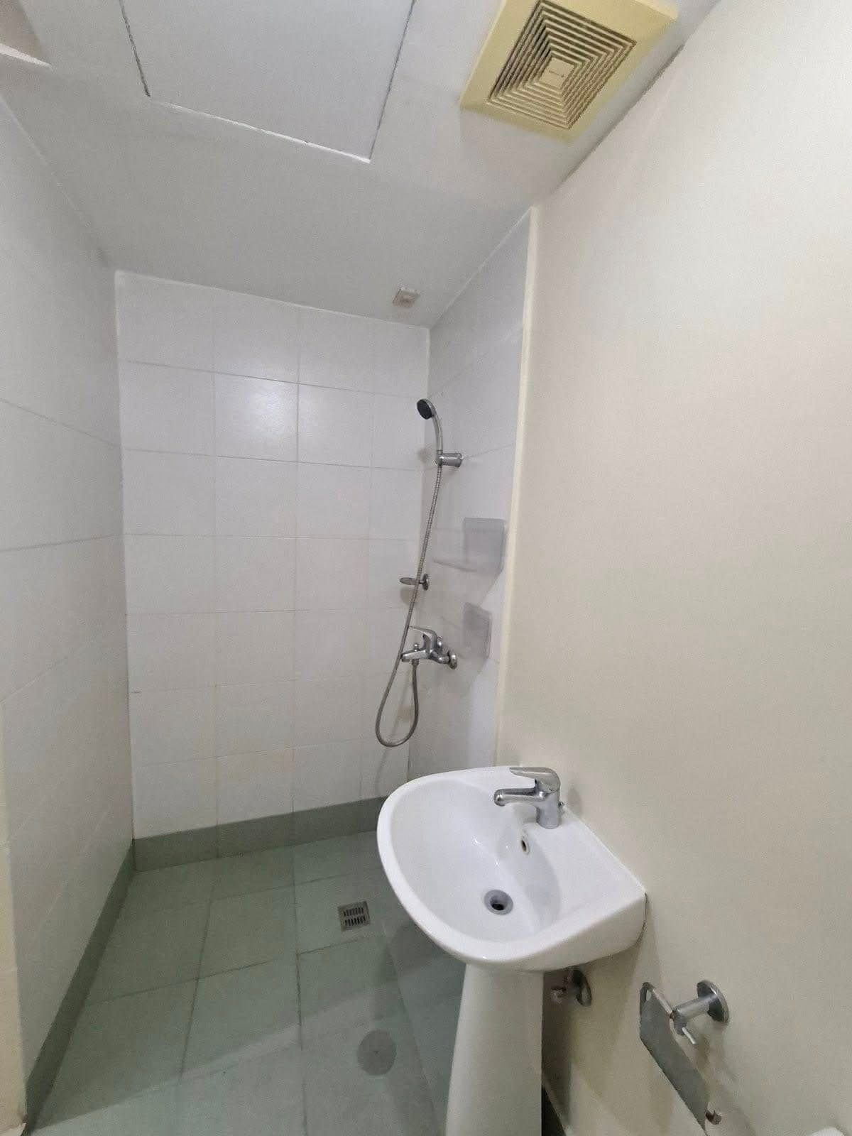 Studio type for rent located beside DLSU Taft manila - photo 1