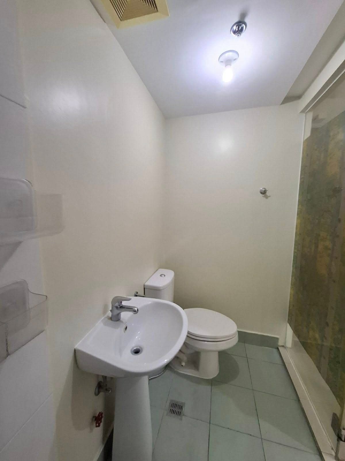 Studio type for rent located beside DLSU Taft manila - photo 2