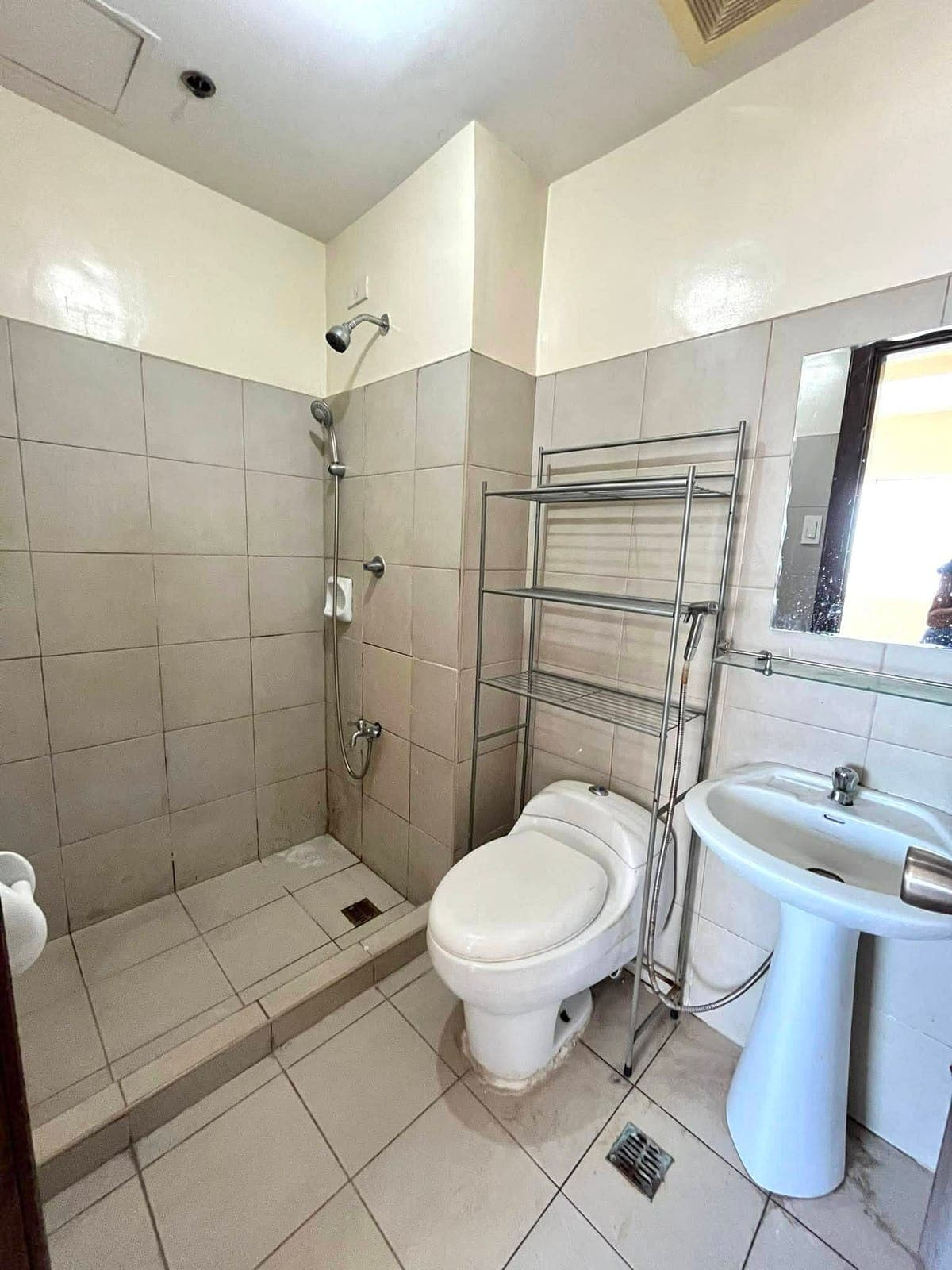 Condo Unit at Ridgewood Towers for RENT - photo 3