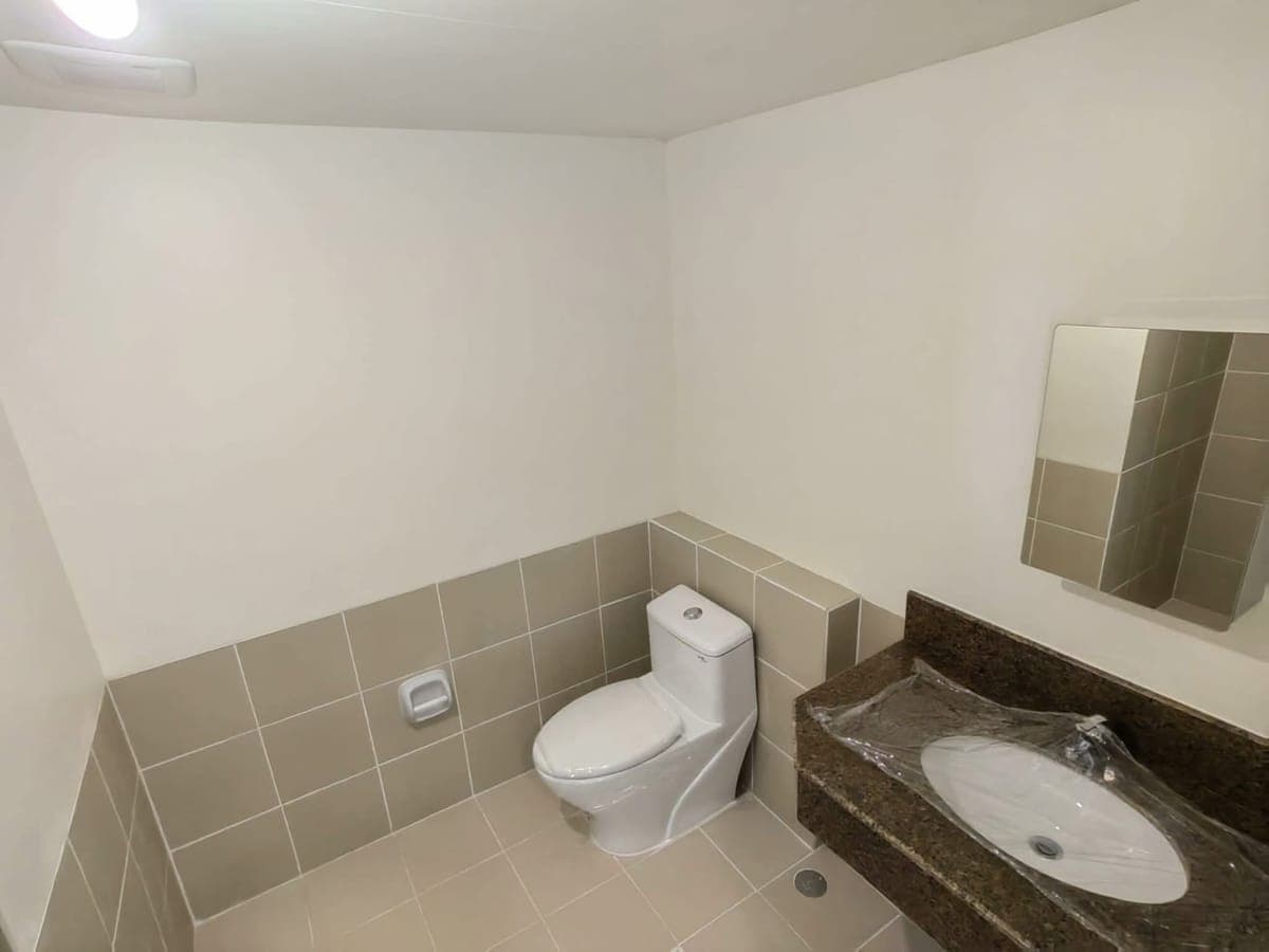 ₱65K MONTHLY ‼️ | 4BR WITH BALCONY + PARKING AT ALDER RESIDENCES – ACACIA ESTATES - photo 4