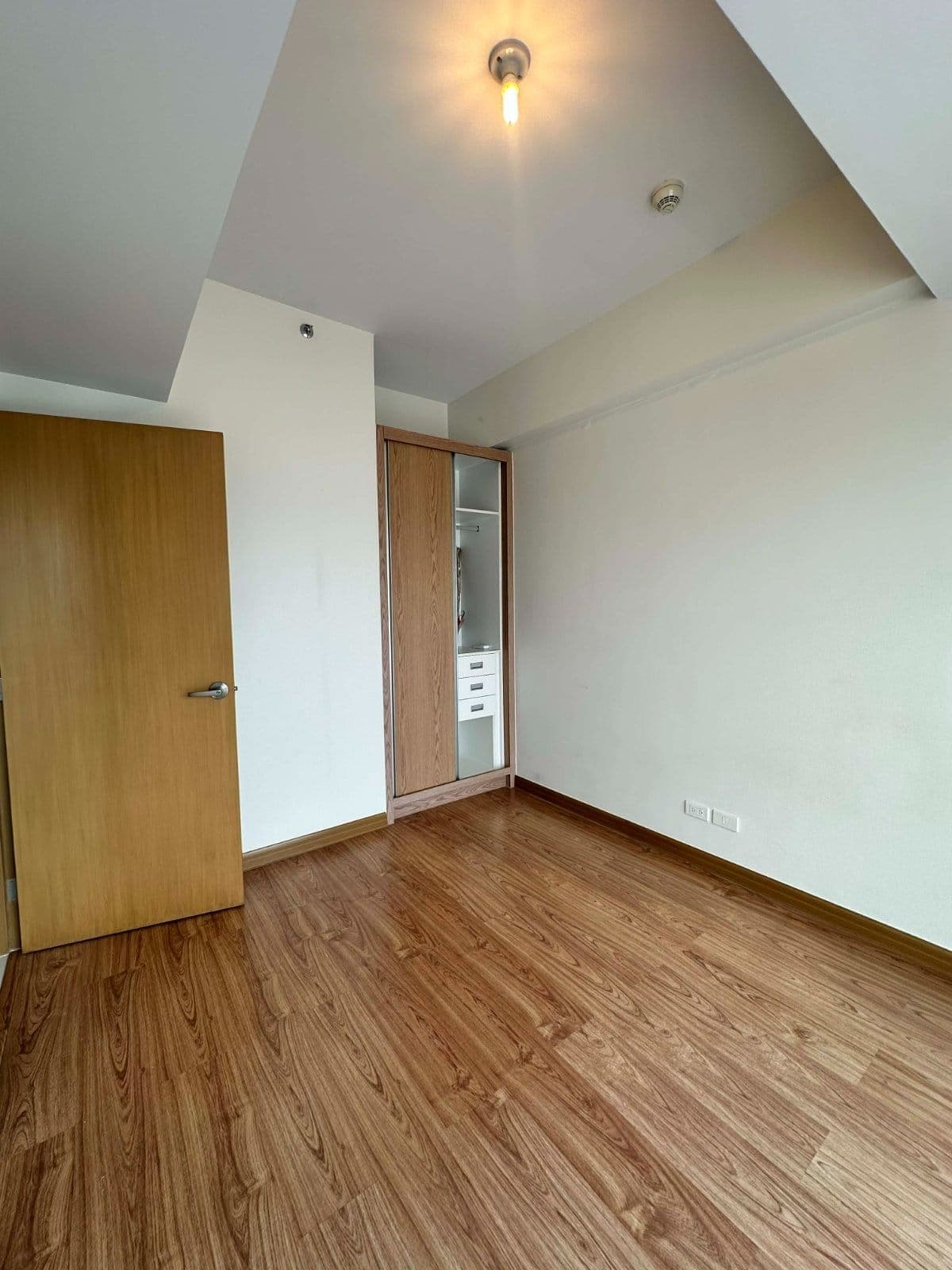 Semi-furnished 1-Bedroom at Times Square West, BGC - photo 8