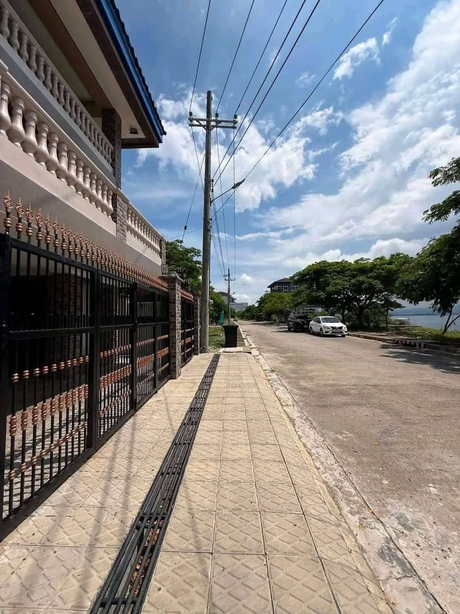 🏡 3-STOREY BEACH VIEW HOUSE FOR RENT 🌊✨ - photo 2