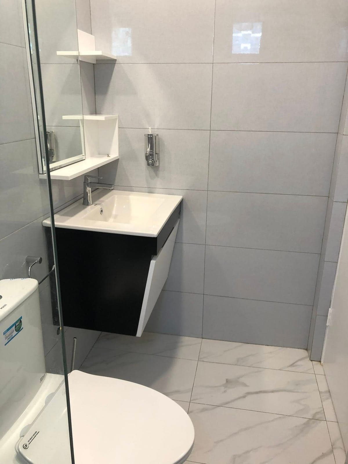 One bedroom Condo for rent in Forbeswood Heights . Fully furnished . Expected rent php 40,000’per mo... - photo 2