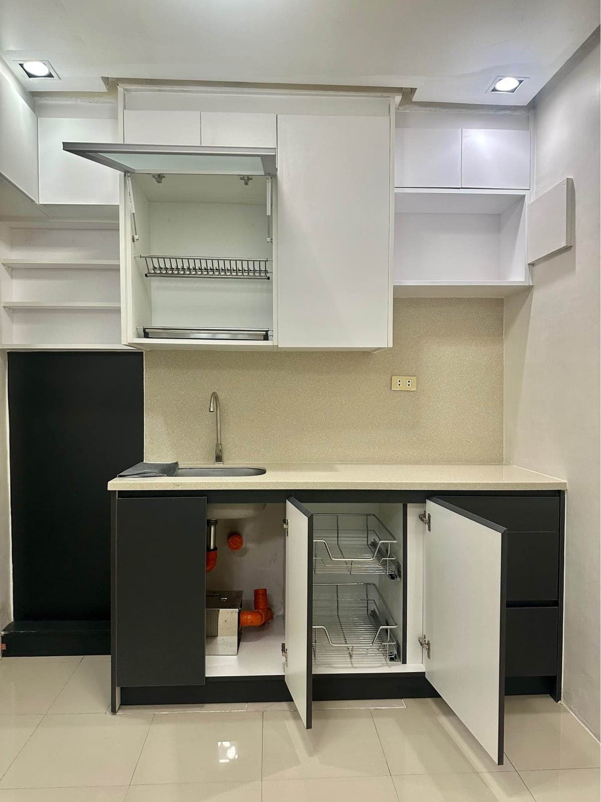 2BR Victoria Tower for RENT - photo 3