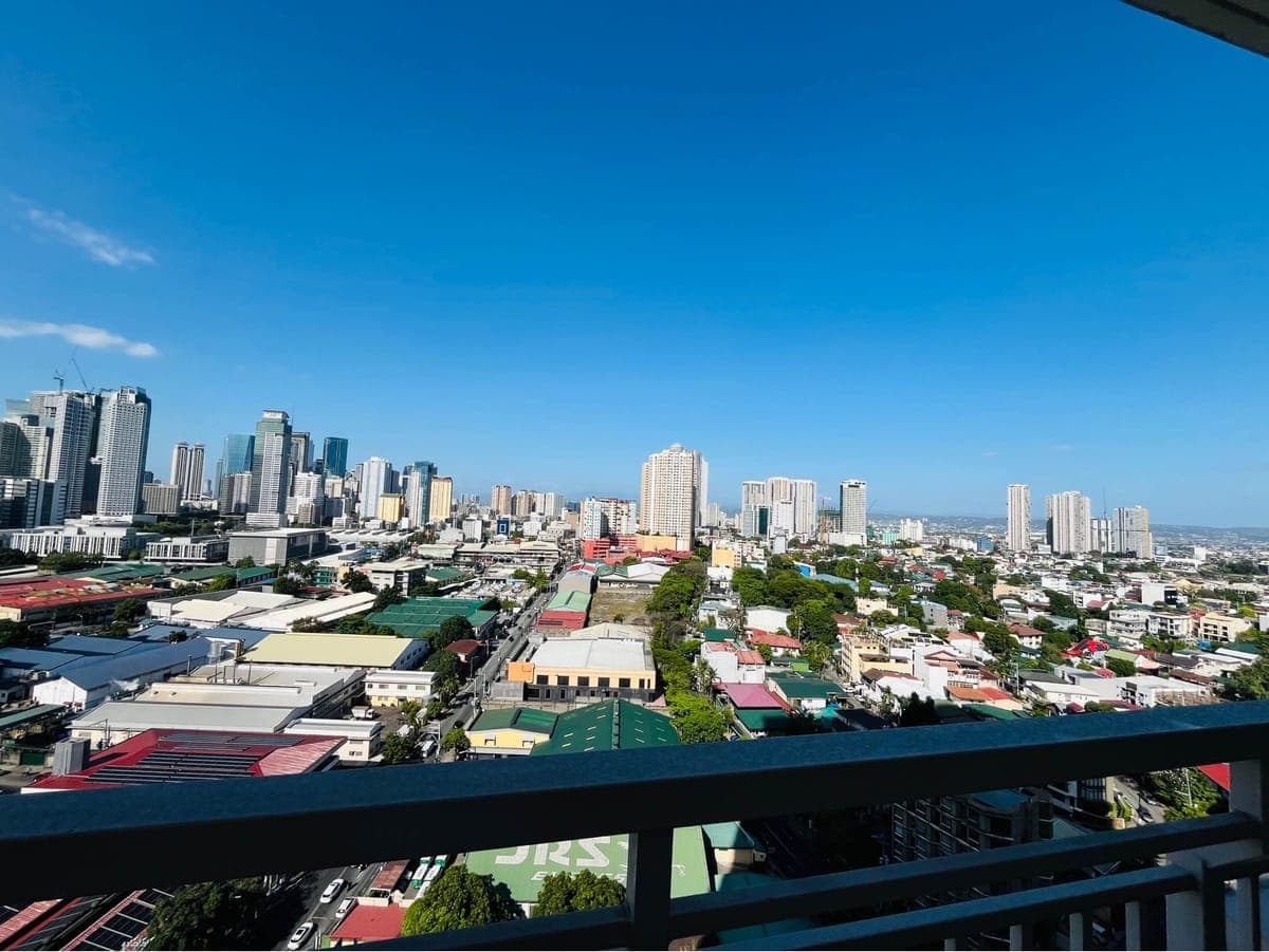 FAIRLANE RESIDENCES W/ PARKING (PET FRIENDLY) - photo 4