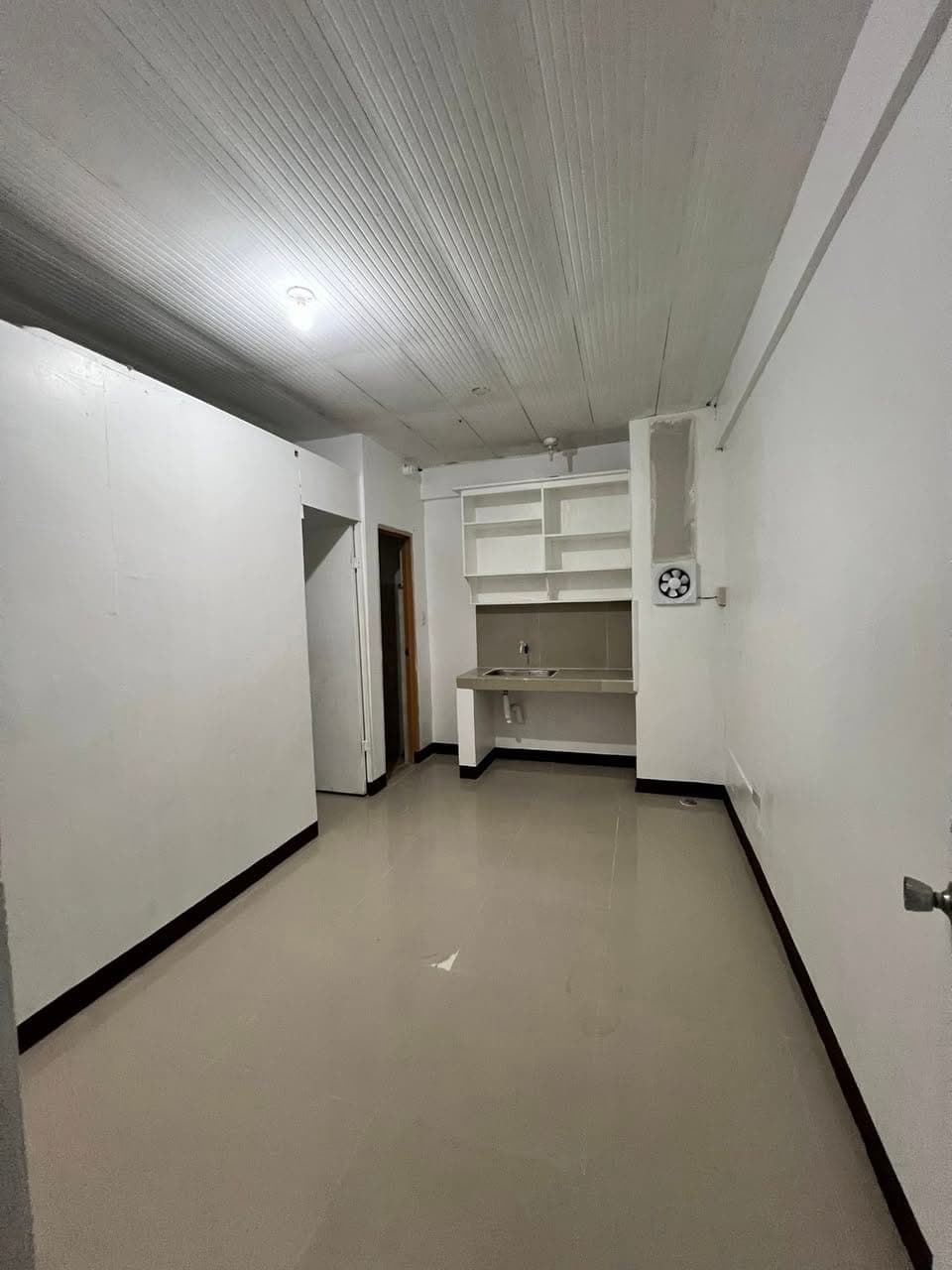 Room for rent available - photo 1