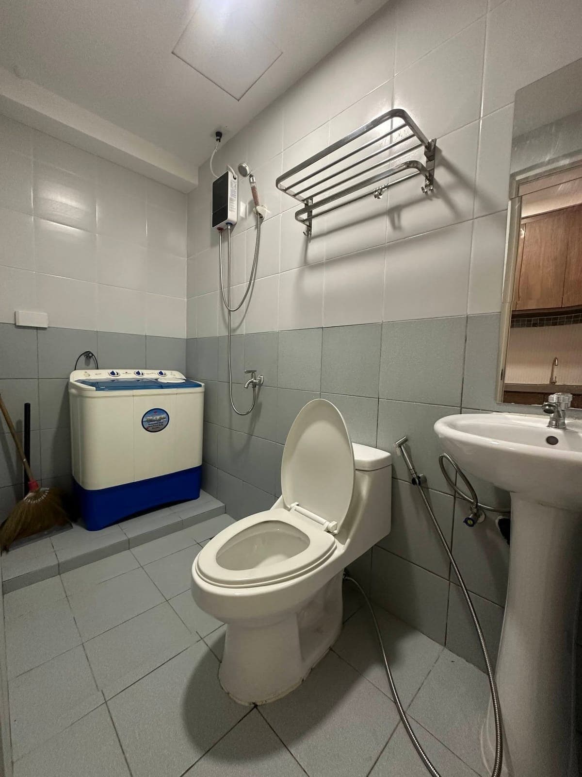 🏙️ FOR RENT: Stylish City Living in QC! - photo 2