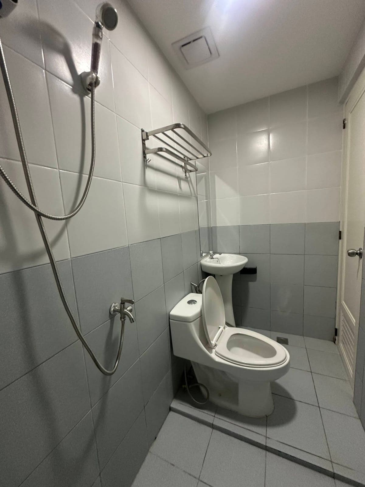 🏙️ FOR RENT: Stylish City Living in QC! - photo 3