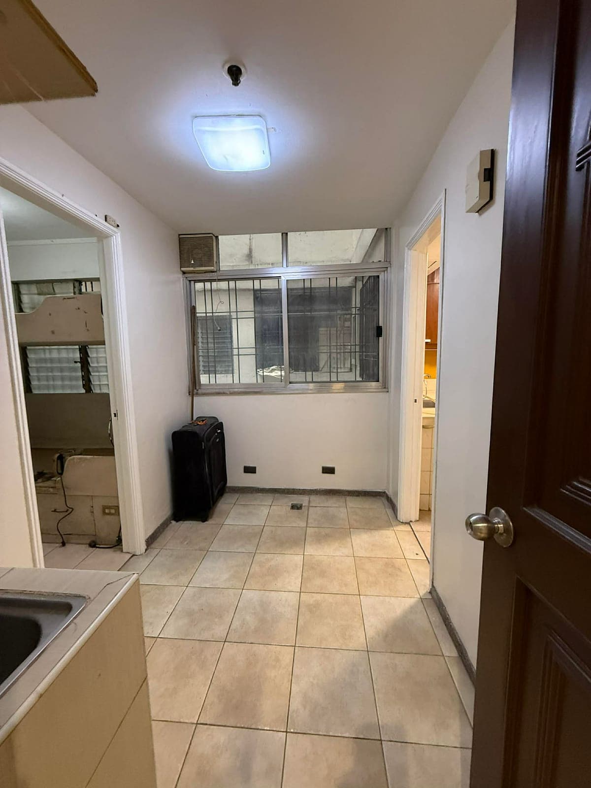 [AVAILABLE FOR LEASE: April 2026] - photo 3