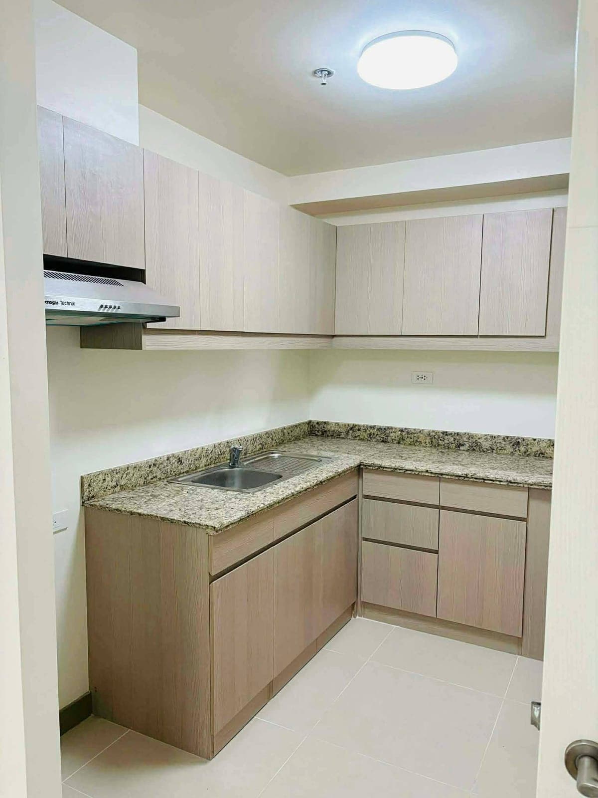 CREStMON  QUEZON AVE.panay NEAR  ABS CBN .... - photo 2