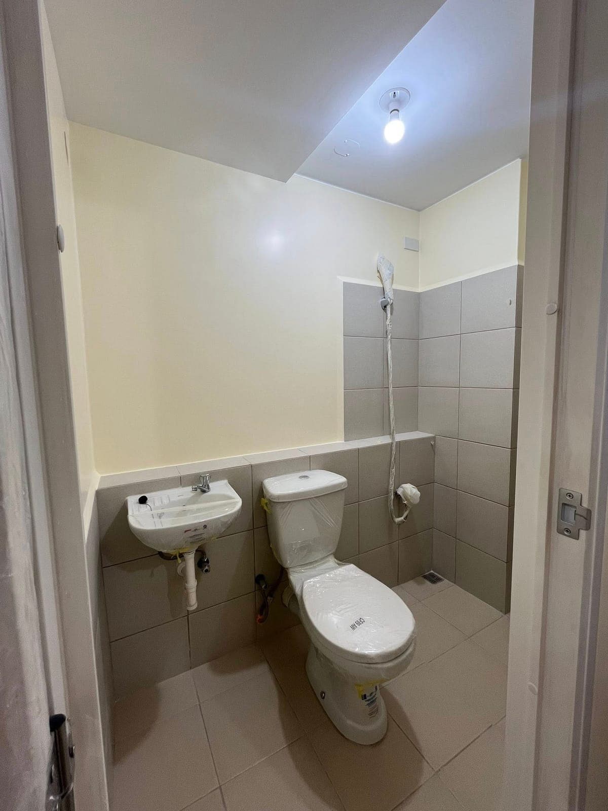 If kaya mo mag bayad ng monthly rent, you can  own a condo! Why not invest in something na sayo tala... - photo 2