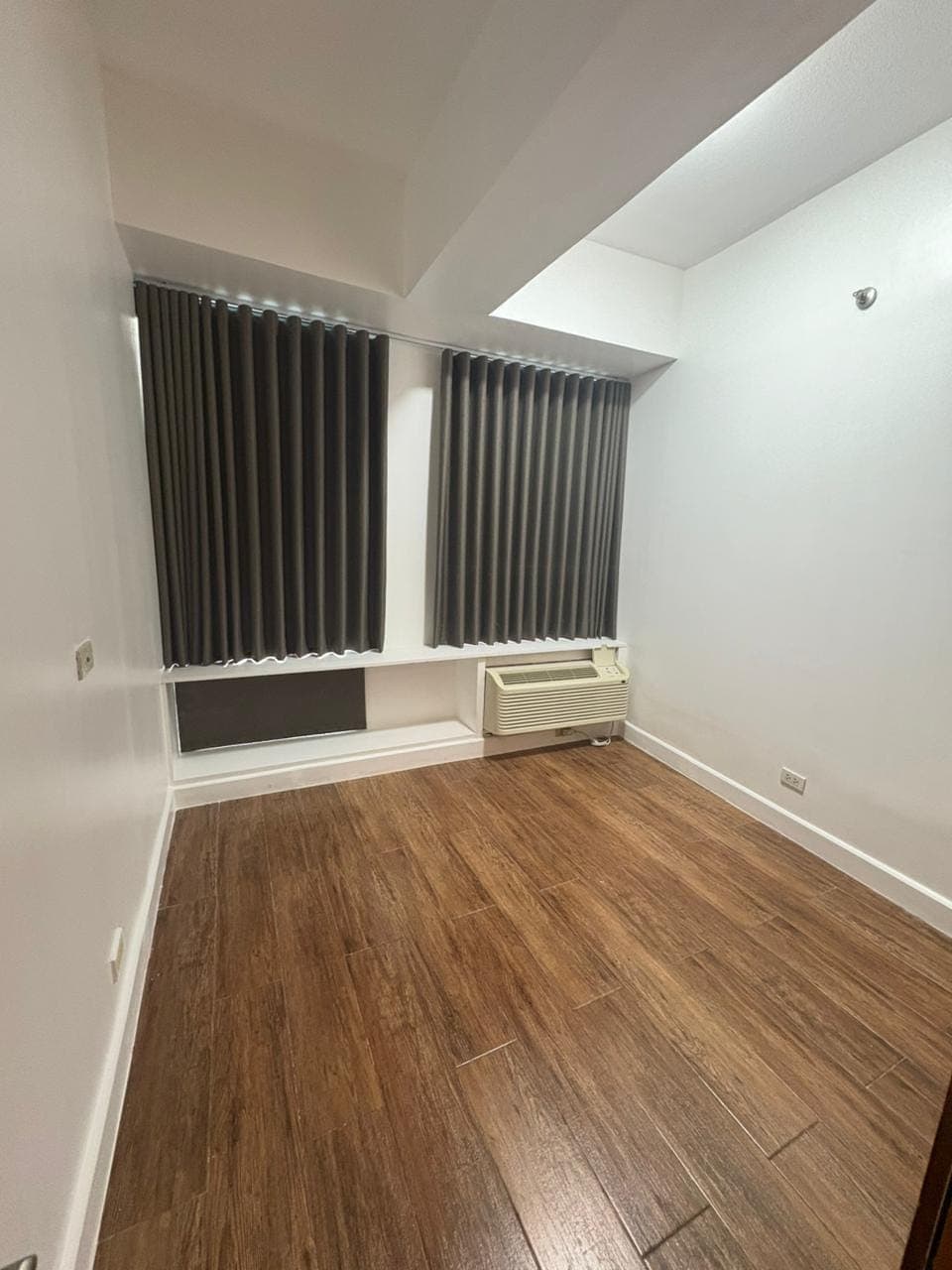 FOR LEASE: - photo 8