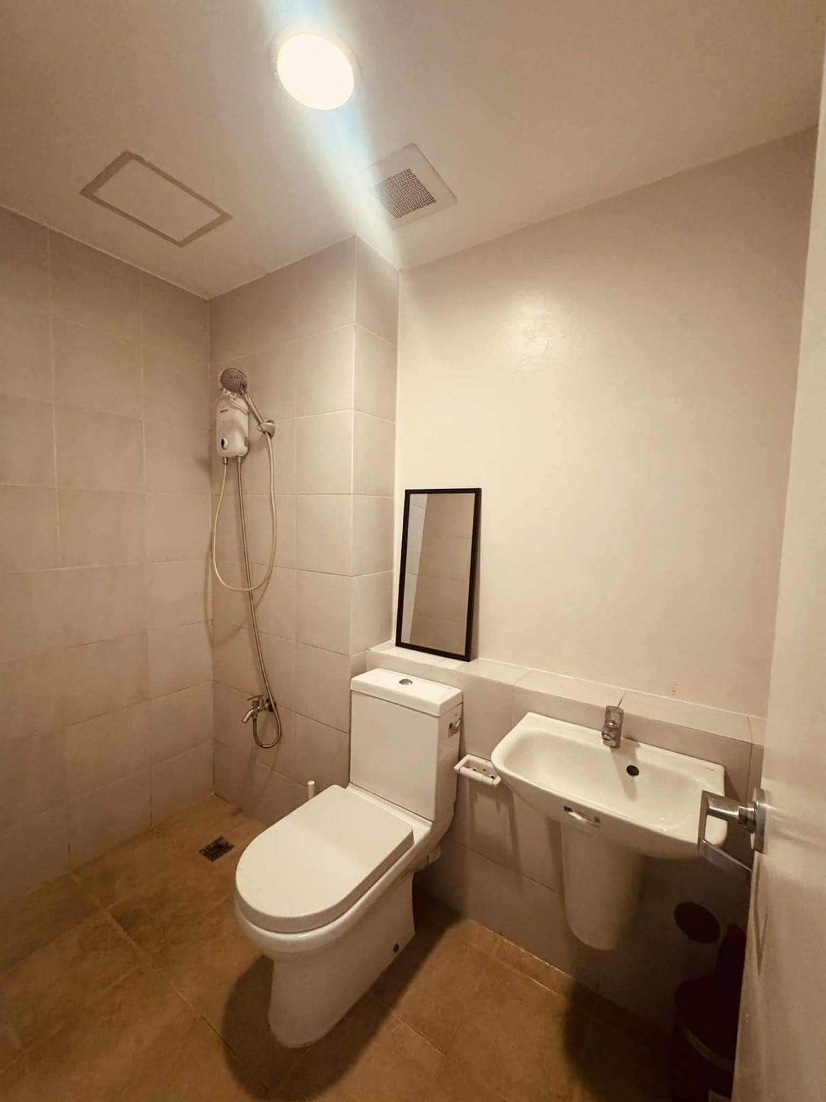 STUDIO A KATIPUNAN semi furnished For Rent - photo 12