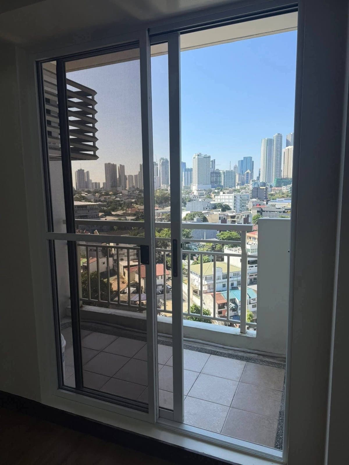 RUSH CONDO FOR RENT @DMCI Prisma Residences 1BEDROOM with balcony semi furnished - photo 1