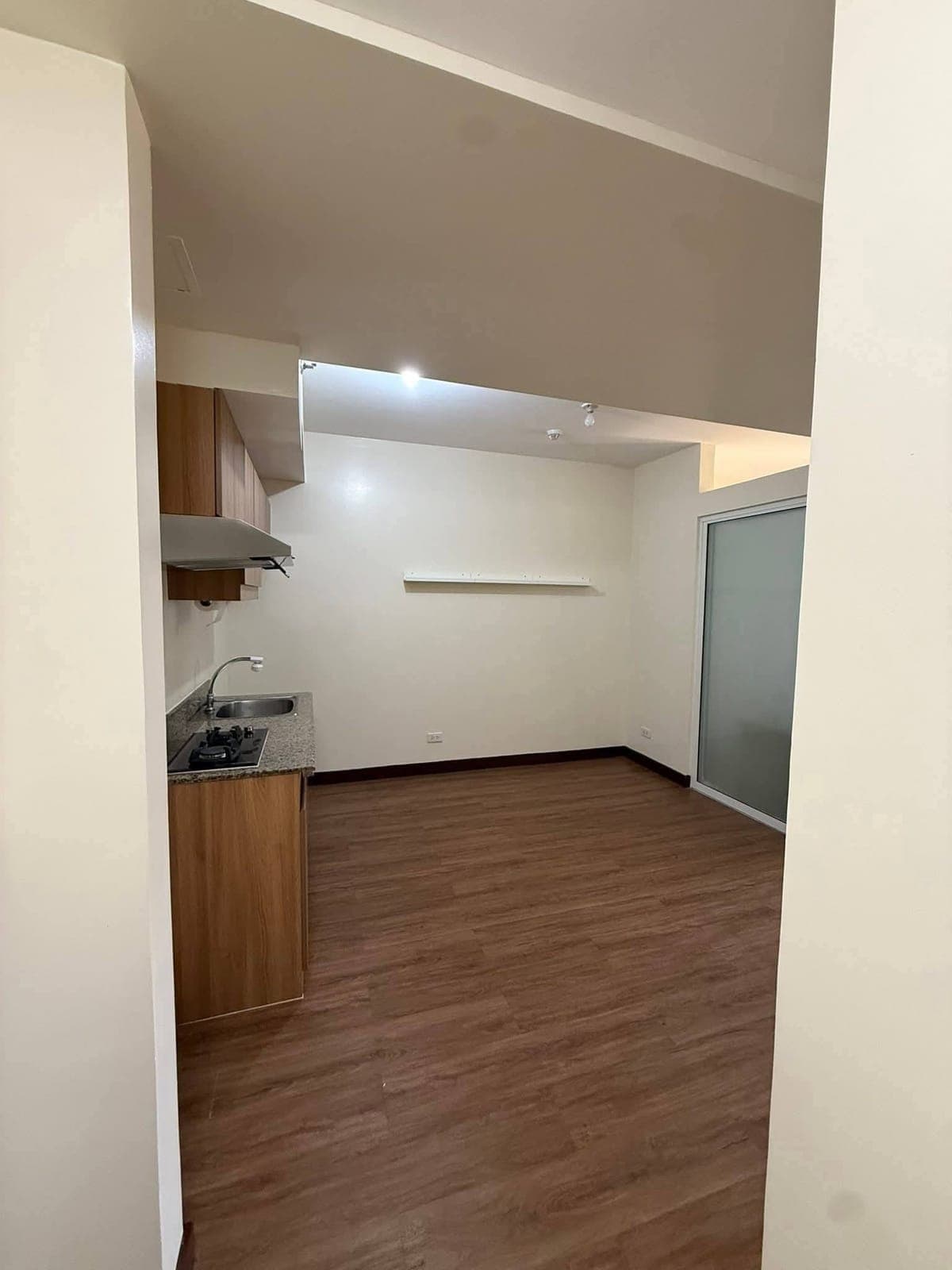 RUSH CONDO FOR RENT @DMCI Prisma Residences 1BEDROOM with balcony semi furnished - photo 4