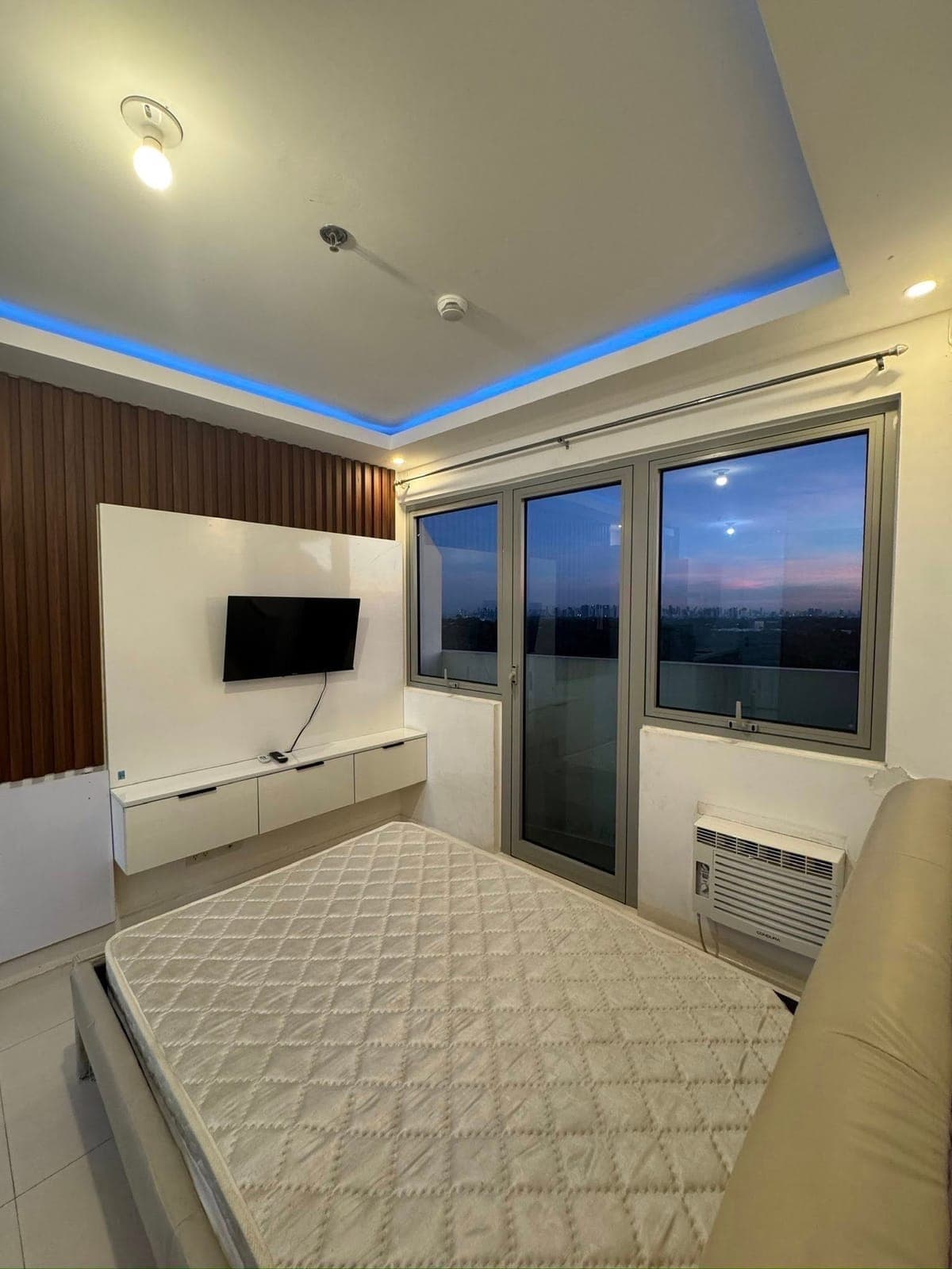 The residences by commonwealth at the back of ever gotesco Mall - photo 1