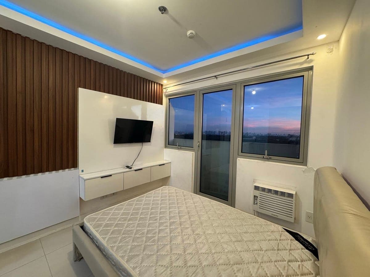 The residences by commonwealth at the back of ever gotesco Mall - photo 2