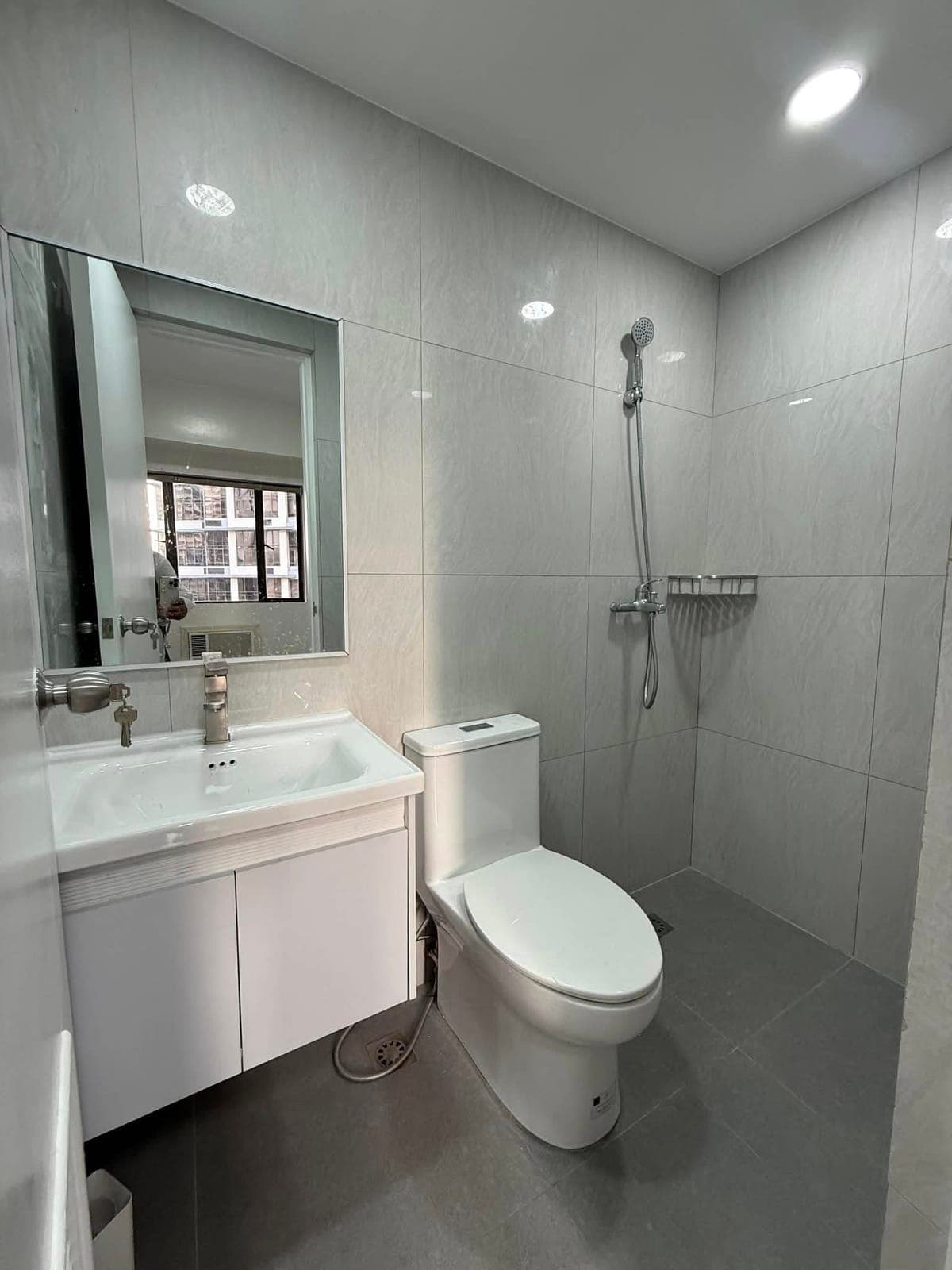 For rent semi furnished 1 bedroom unit at forbeswood hights burgos circle bgc - photo 5