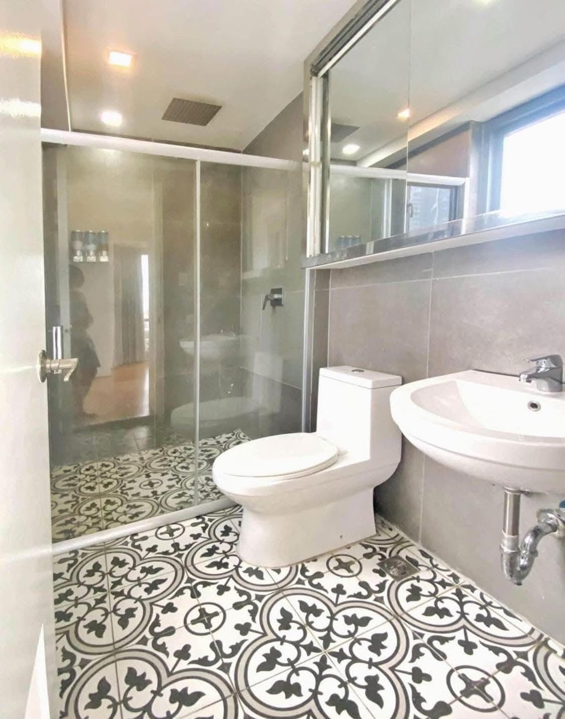 Fully furnished 2 BR and 2 T&B condo unit in Infinity Towers BGC, Taguig City - photo 9