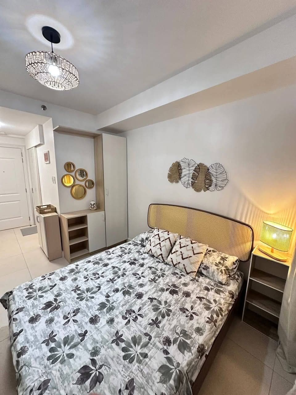 Fully Furnished Studio unit with Balcony Available for RENT - photo 1