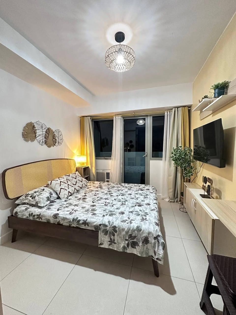 Fully Furnished Studio unit with Balcony Available for RENT - photo 3