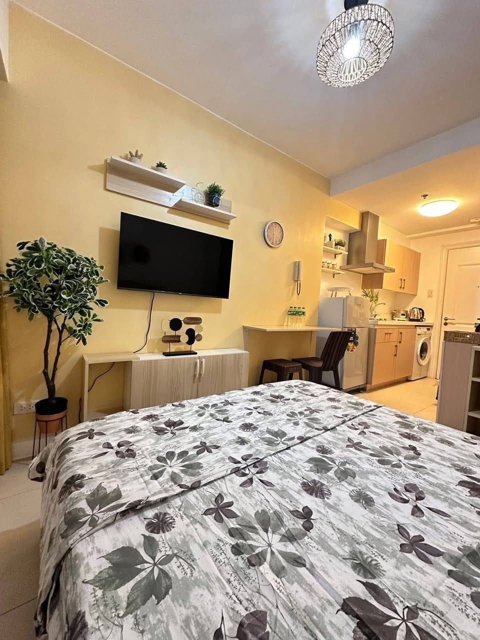 Fully Furnished Studio unit with Balcony Available for RENT - photo 5