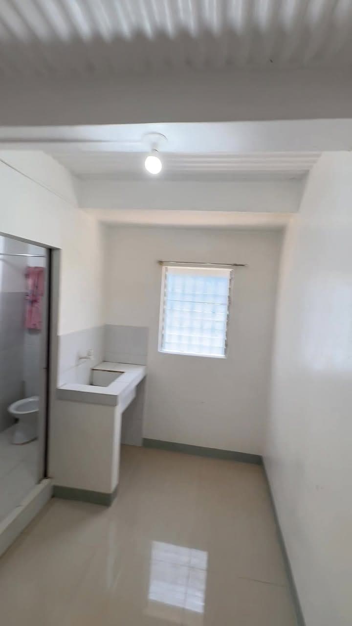 Motor 1 only gated no car parking - photo 2