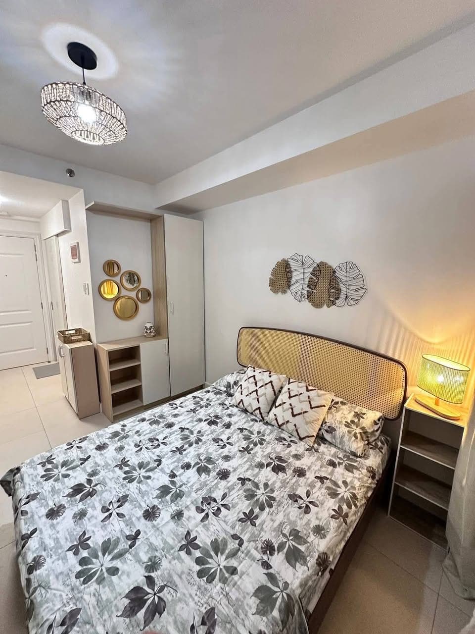 Fully Furnished Studio unit with Balcony Available for RENT - photo 1