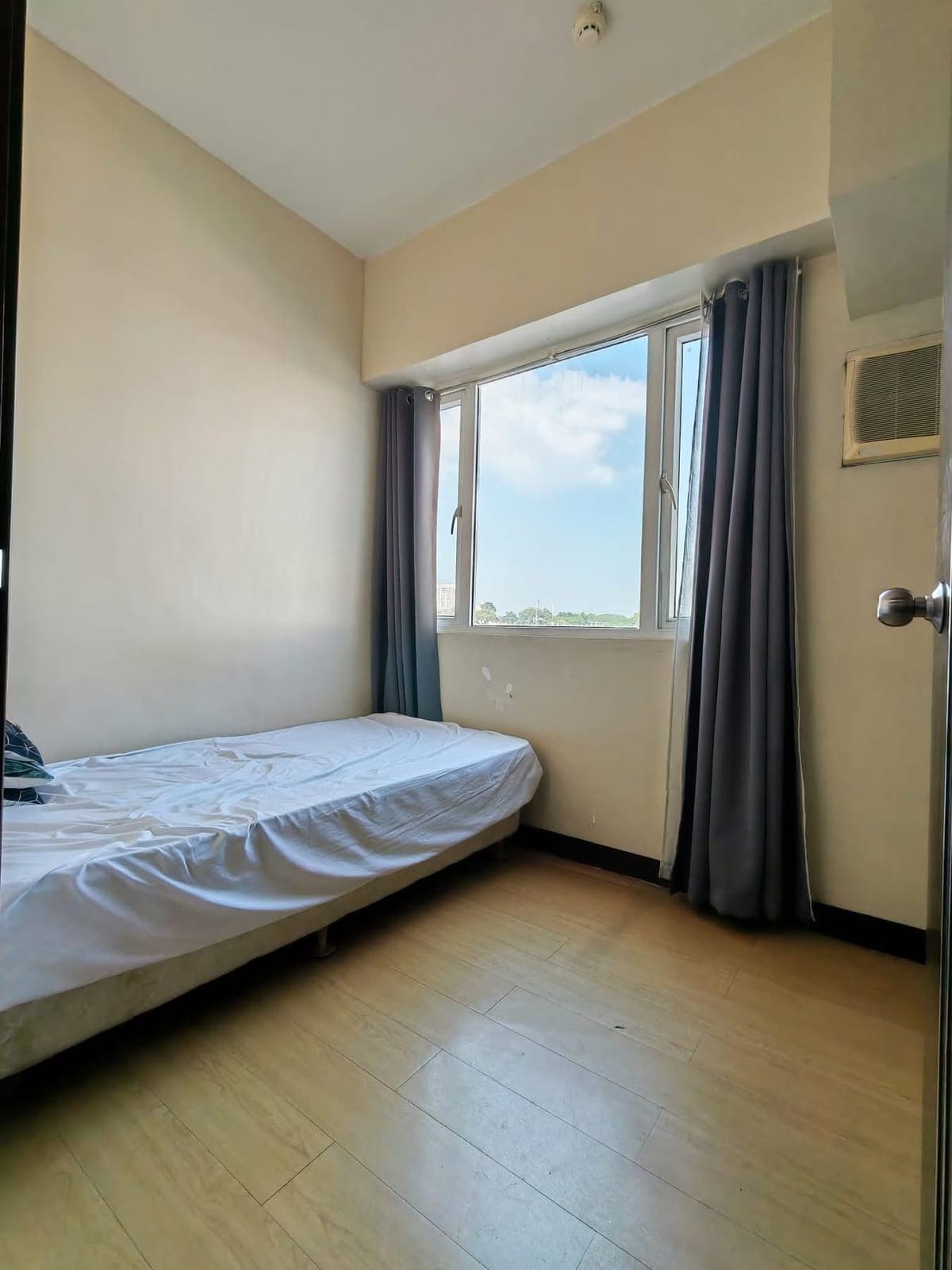 𝗔𝗳𝗳𝗼𝗿𝗱𝗮𝗯𝗹𝗲 𝗨𝗻𝗶𝘁 𝗙𝗼𝗿 𝗟𝗲𝗮𝘀𝗲 𝗮𝘁 𝗥𝗶𝗱𝗴𝗲𝘄𝗼𝗼𝗱 𝗧𝗼𝘄𝗲𝗿𝘀, 𝗧𝗮𝗴𝘂𝗶𝗴 𝗖𝗶𝘁𝘆 - photo 1