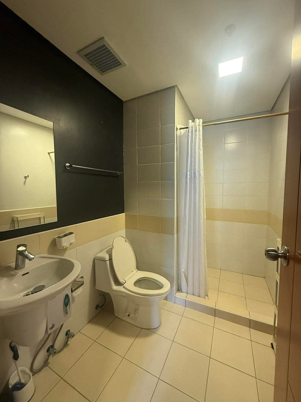 Trion Towers, BGC Tower 2 for Rent - photo 6