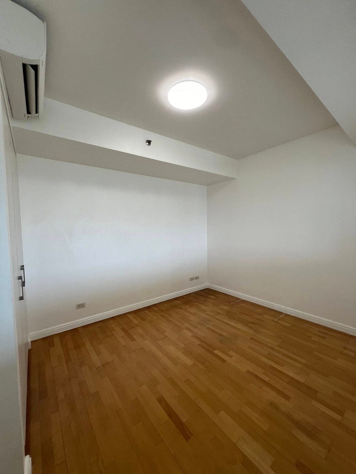 Three bedroom (3br) Unfurnished unit or Semi furnished for rent/lease in One Rockwell West tower, Rockwell Makati City - photo 1