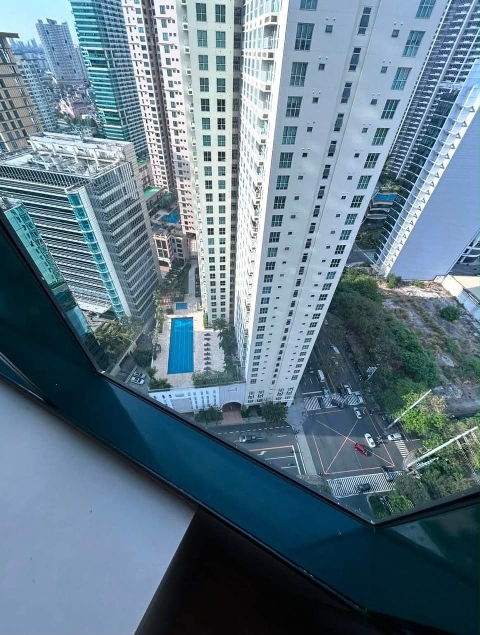 ONE ROCKWELL Makati unit ForRent - photo 1