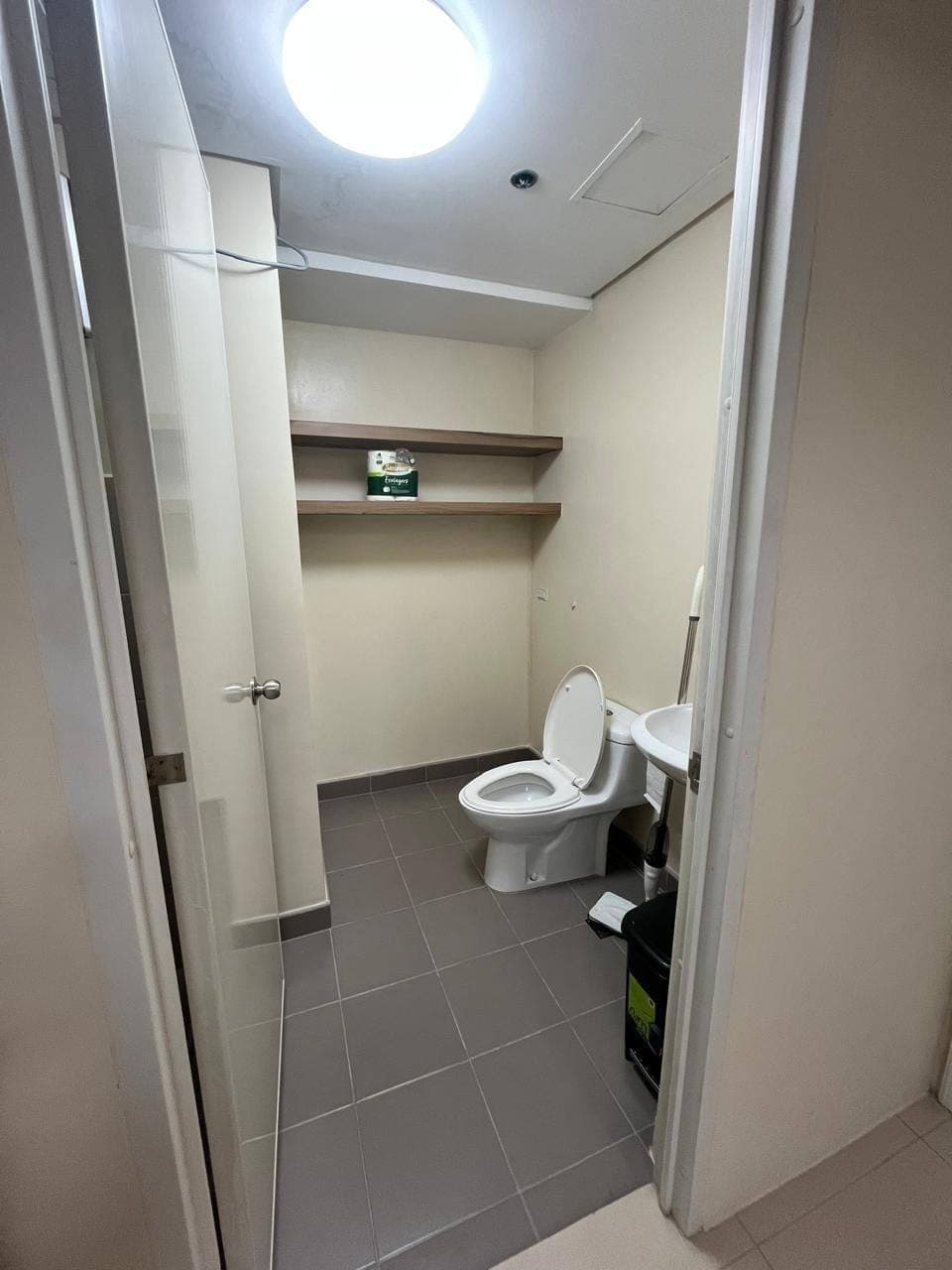 FOR LEASE 1BR EDSA QUEZON CITY - photo 3