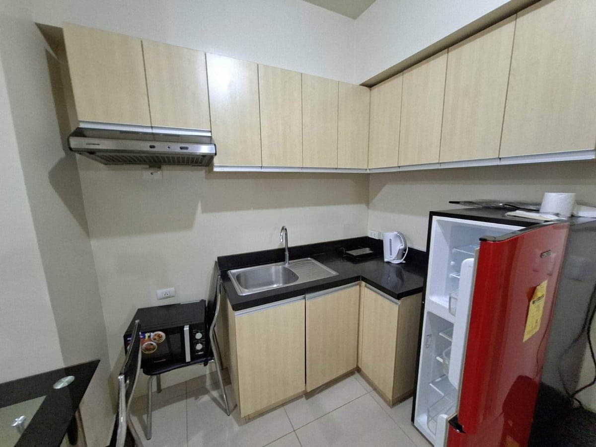 Fully furnished 8th Floor Unit - photo 1