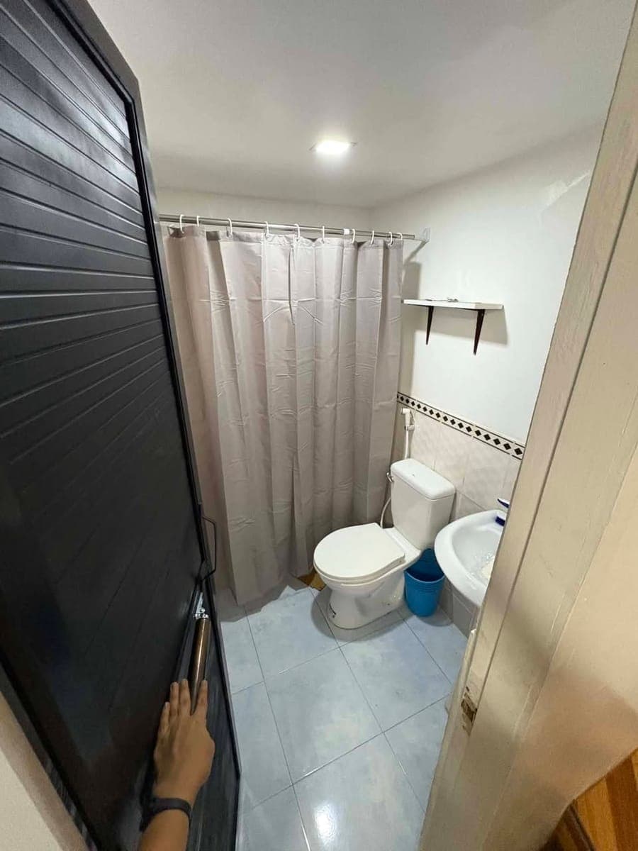 FOR RENT: 3 BEDROOMS AND 2 TOILET AND BATH - photo 2