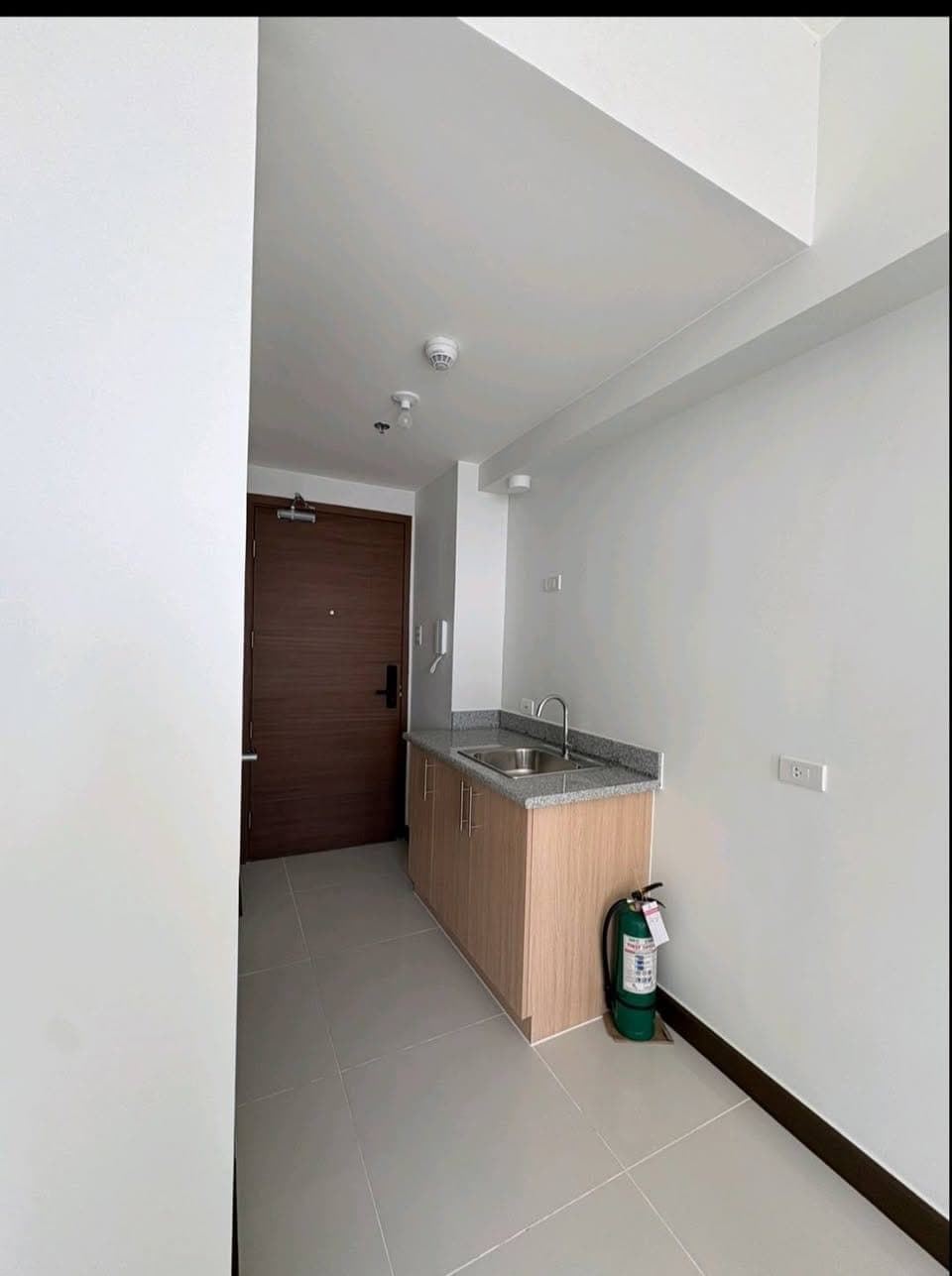 ‼️Newly Turned-over Studio Bare  Unit For Rent ‼️ QUANTUM RESIDENCES - photo 2