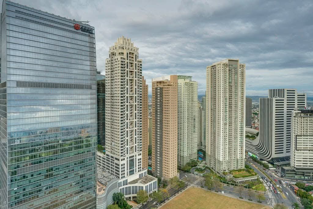 📣For Lease – 1BR Condo with Balcony at The Trion - photo 2