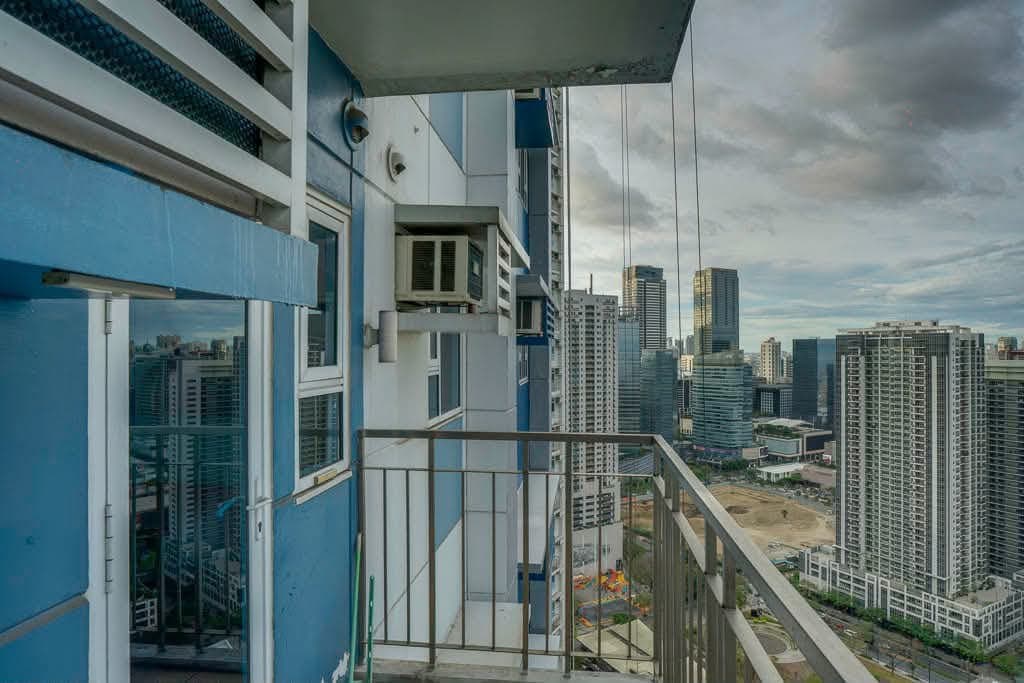 📣For Lease – 1BR Condo with Balcony at The Trion - photo 3