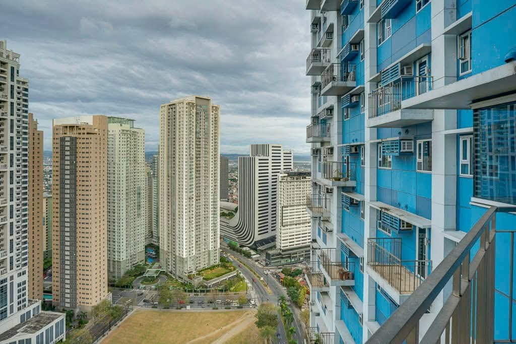 📣For Lease – 1BR Condo with Balcony at The Trion - photo 4