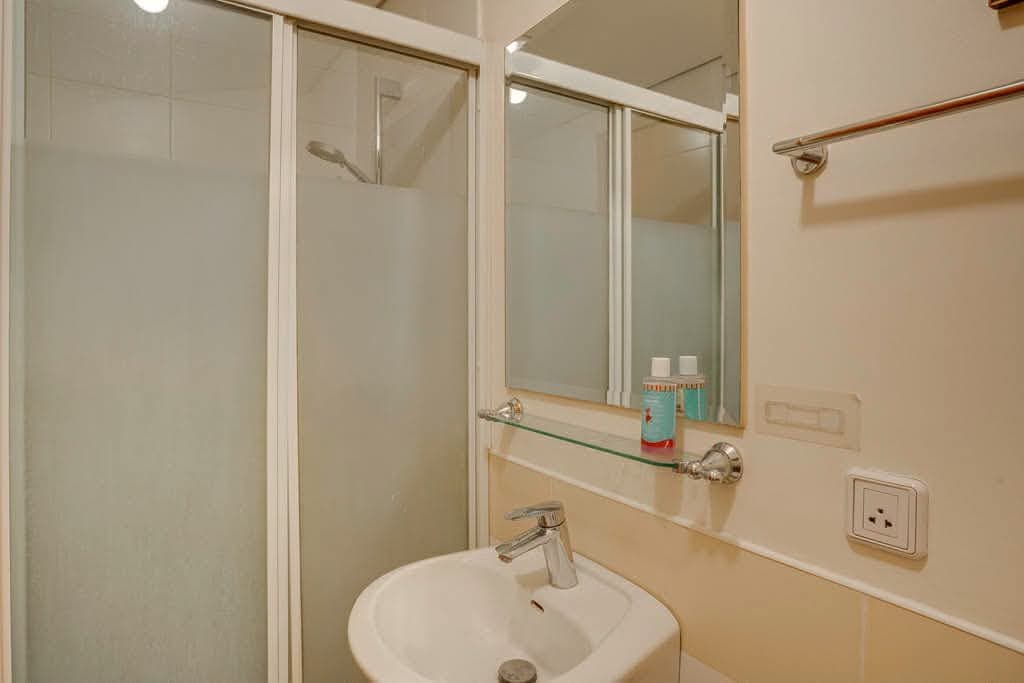 📣For Lease – 1BR Condo with Balcony at The Trion - photo 5