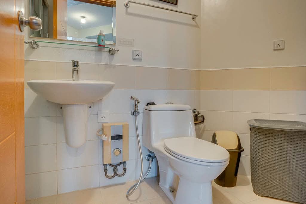 📣For Lease – 1BR Condo with Balcony at The Trion - photo 6