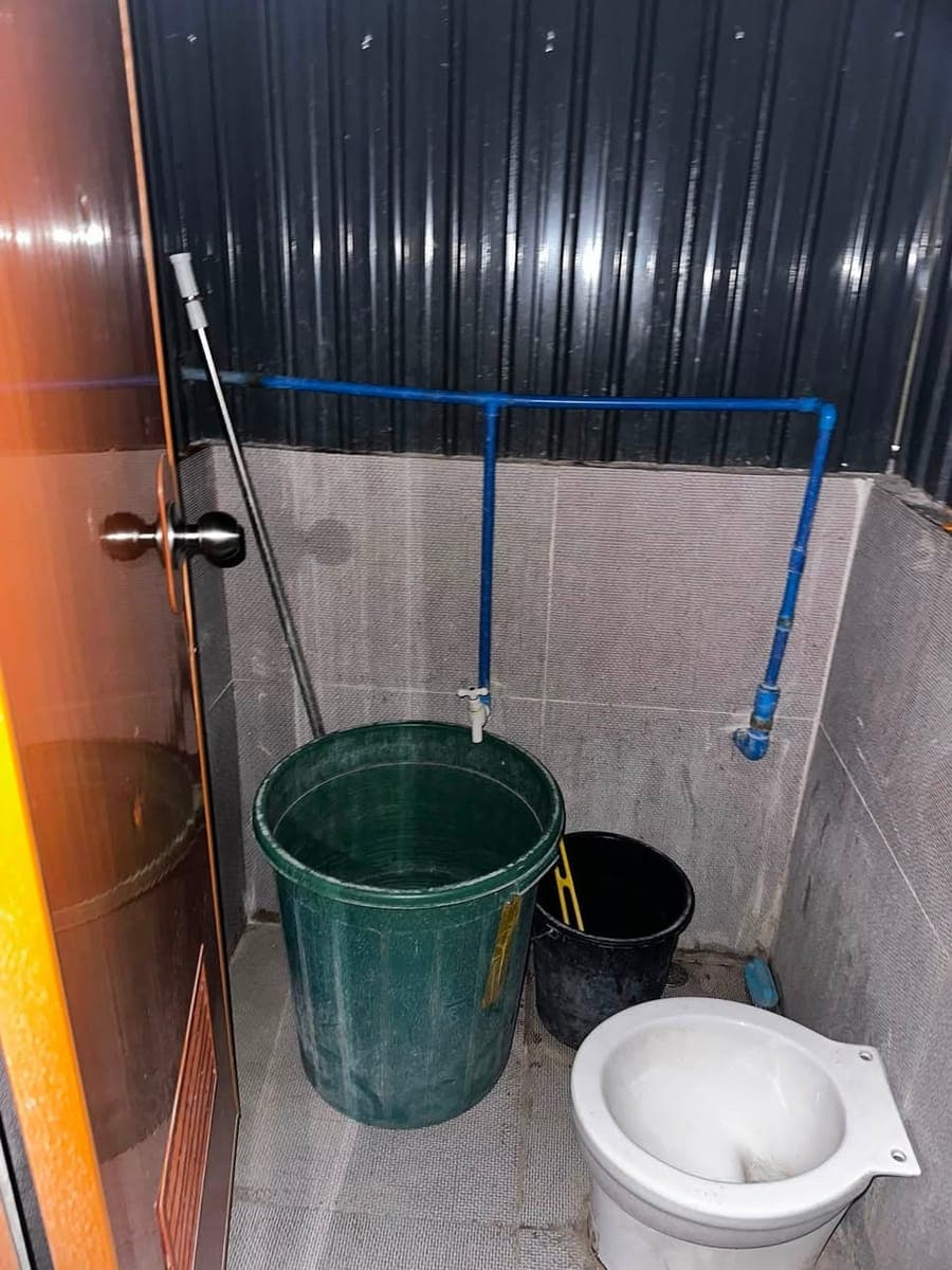 Room for rent 2nd floor 4500 free water with own electric meter and with aircon. Room with own sink... - photo 1