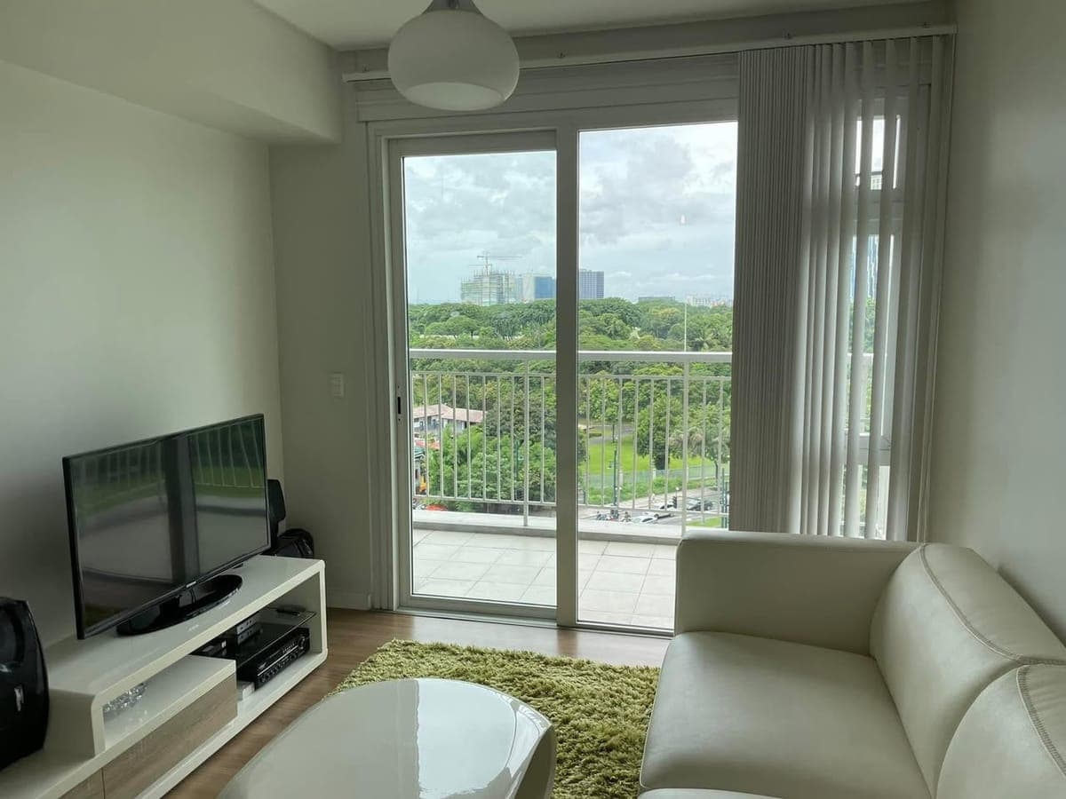 Condo sharing  BGC . Single Female only . Long term only - photo 1
