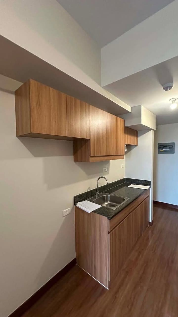 BRAND NEW 1 BEDROOM UNIT w/ PARKING - photo 1