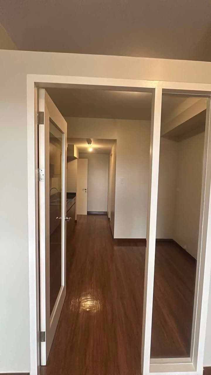 BRAND NEW 1 BEDROOM UNIT w/ PARKING - photo 2