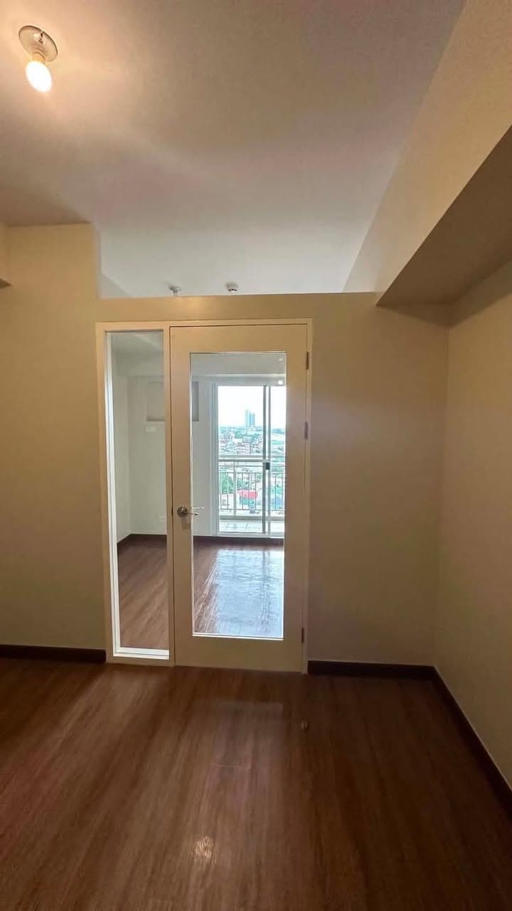 BRAND NEW 1 BEDROOM UNIT w/ PARKING - photo 4