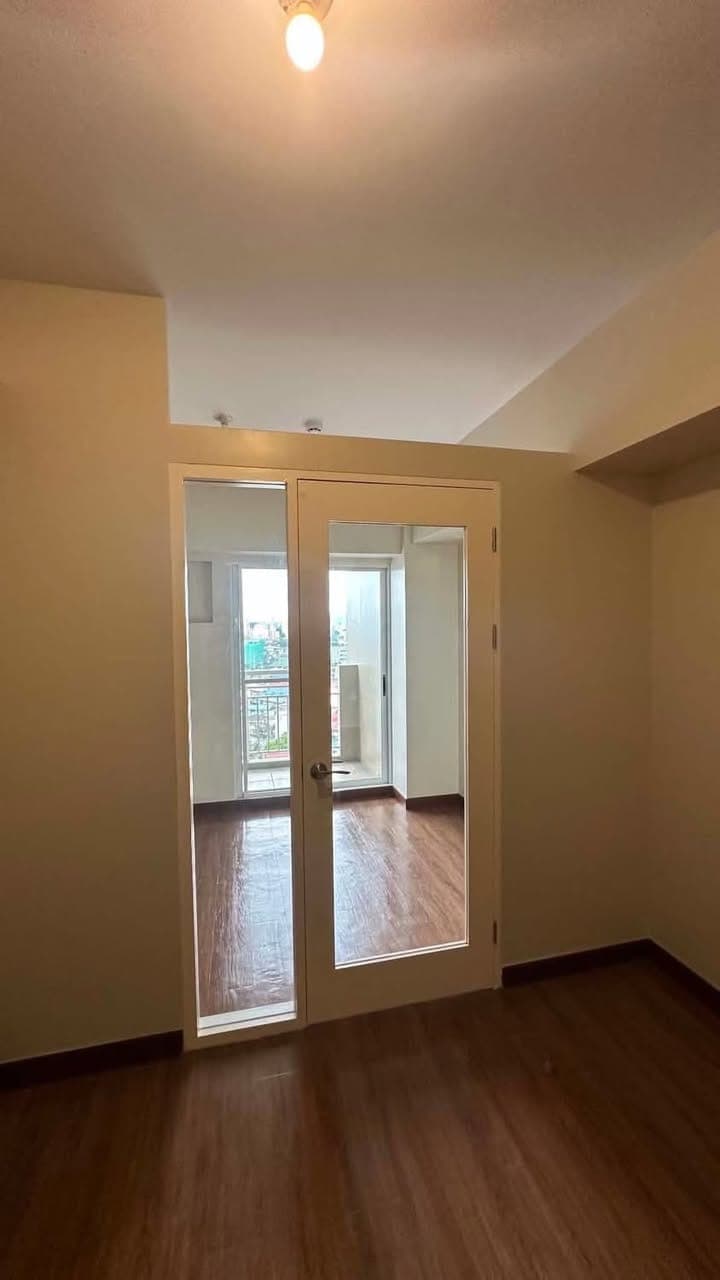 BRAND NEW 1 BEDROOM UNIT w/ PARKING - photo 5