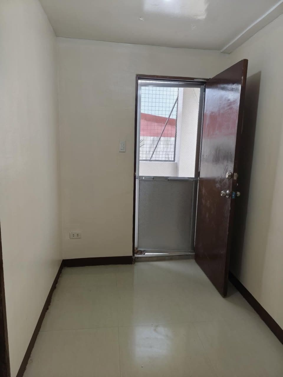 Room for rent upper bicutan taguig 8500 a month owne meralco at water bil with balconahe sa 4th floo... - photo 1