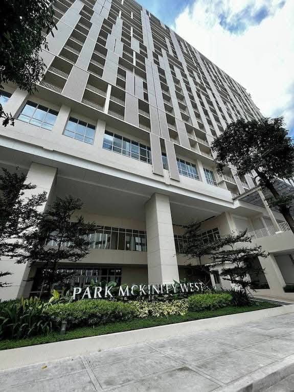 One Bedroom with balcony Condo For Rent in Park McKinley West BGC - photo 1